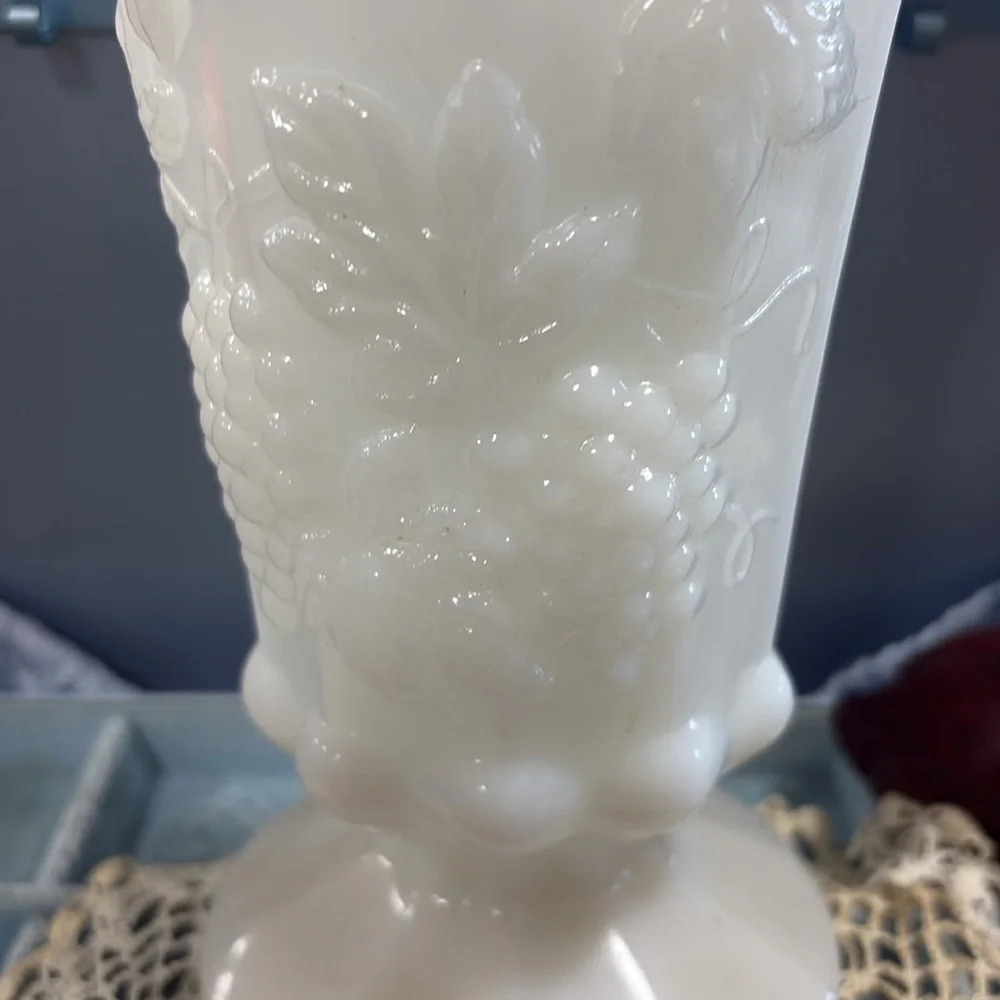Vintage Beautiful Mid Century White Milk Glass Vase with Grapes A11